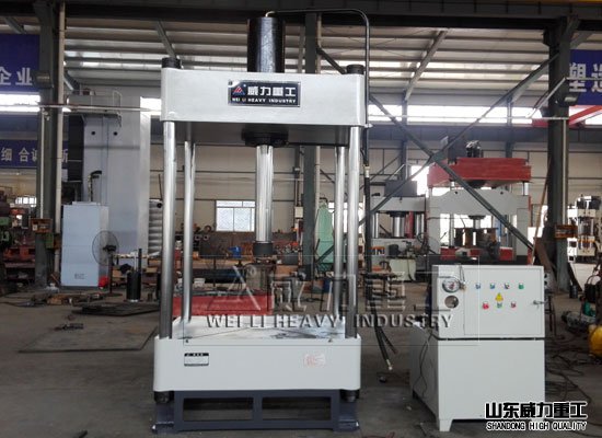 100噸二梁四柱油壓機(jī)生產(chǎn)車間