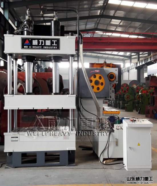 200噸三梁四柱油壓機的生產(chǎn)車間