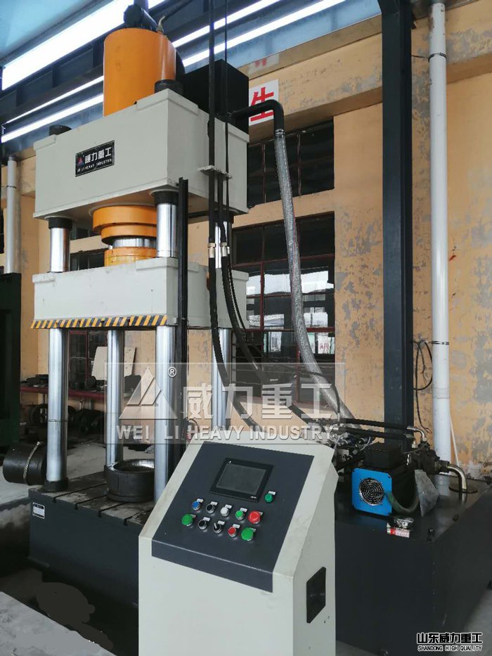 500噸伺服四柱油壓機(jī)客戶使用現(xiàn)場