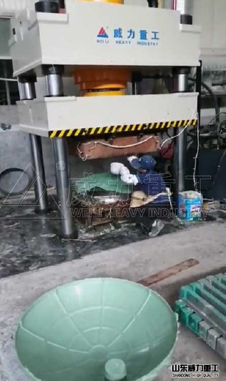 500噸油壓機(jī)模壓玻璃鋼封頭的現(xiàn)場